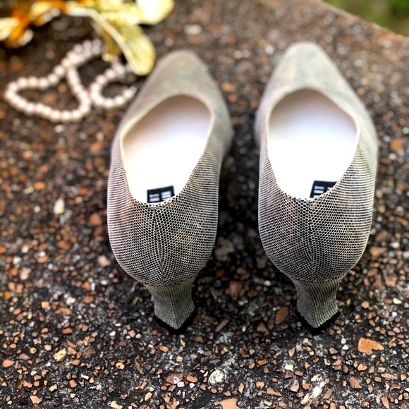 STUART WEITZMAN | 8.5 B | Gold Silver Cream Snake Low Pumps Kitten Heels Almond - Picture 4 of 16